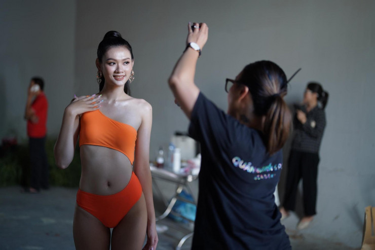 Buổi chụp ảnh bikini từ 4h sáng của thí sinh Hoa hậu Việt Nam - 9