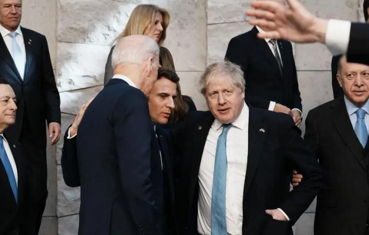 Tổng thống Pháp Emmanuel Macron (giữa) quàng tay lên vai Tổng thống Mỹ Joe Biden (trái) và cựu Thủ tướng Anh Boris Johnson trong hội nghị thượng đỉnh NATO bất thường hồi tháng 3-2022. Ảnh: AP