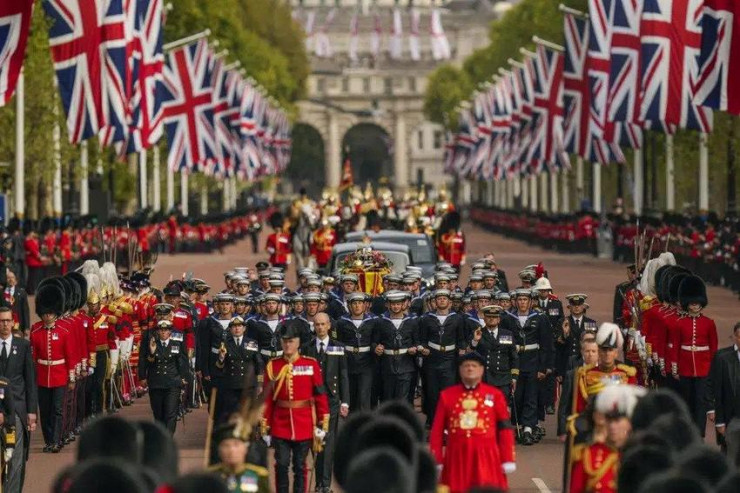 Linh cữu của Nữ hoàng Elizabeth II được kéo qua Điện Buckingham sau lễ tang của bà ở Tu viện Westminster ngày 19-9. Ngày 8-9 (giờ địa phương), Điện Buckingham thông báo Nữ hoàng Elizabeth II qua đời tại lâu đài Balmoral, thọ 96 tuổi. Ảnh: AP