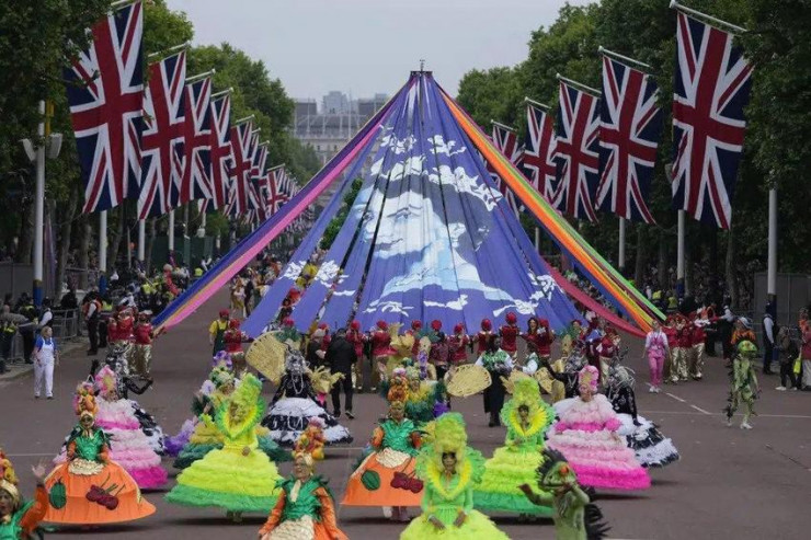 Đoàn diễu hành mừng Đại lễ Bạch kim kỷ niệm 70 năm trị vì của Nữ hoàng Anh Elizabeth II, bên ngoài Điện Buckingham, London vào tháng 6-2022. Ảnh: AP