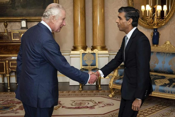 Ông Rishi Sunak diện kiến Vua Charles III tại Điện Buckingham. Chỉ trong một năm, nước Anh đã có hai lần thay đổi thủ tướng. Ảnh: PEOPLE