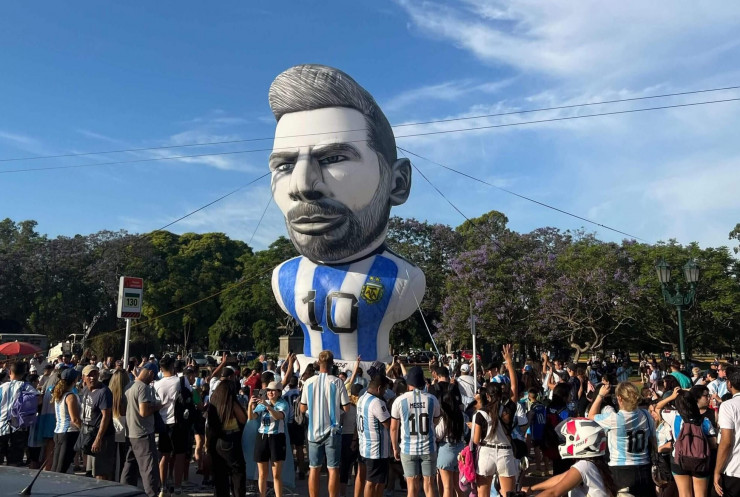 Người hâm mộ Argentina tụ tập trước hình nộm Messi tại Buenos Aires. (Ảnh: Getty Images)