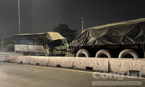 TP.HCM: Cabin xe tải nát bét sau cú húc đuôi xe đầu kéo, 3 người thương vong - 1