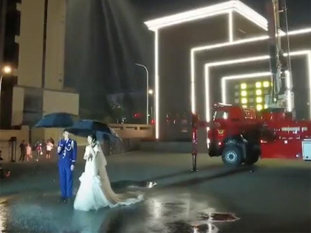 Clip: Chàng lính cứu hỏa dở khóc dở cười khi chụp ảnh cưới lãng mạn