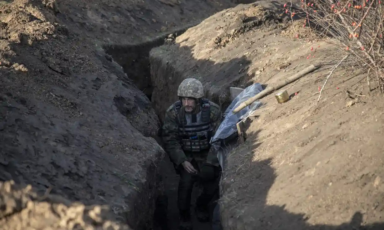 Lính Ukraine trong chiến hào ở Bakhmut (ảnh: Guardian)
