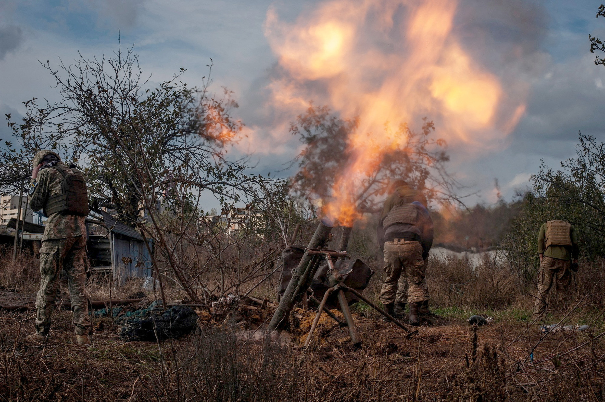 Binh sĩ Ukraine nã pháo ở Bakhmut (ảnh: Guardian)