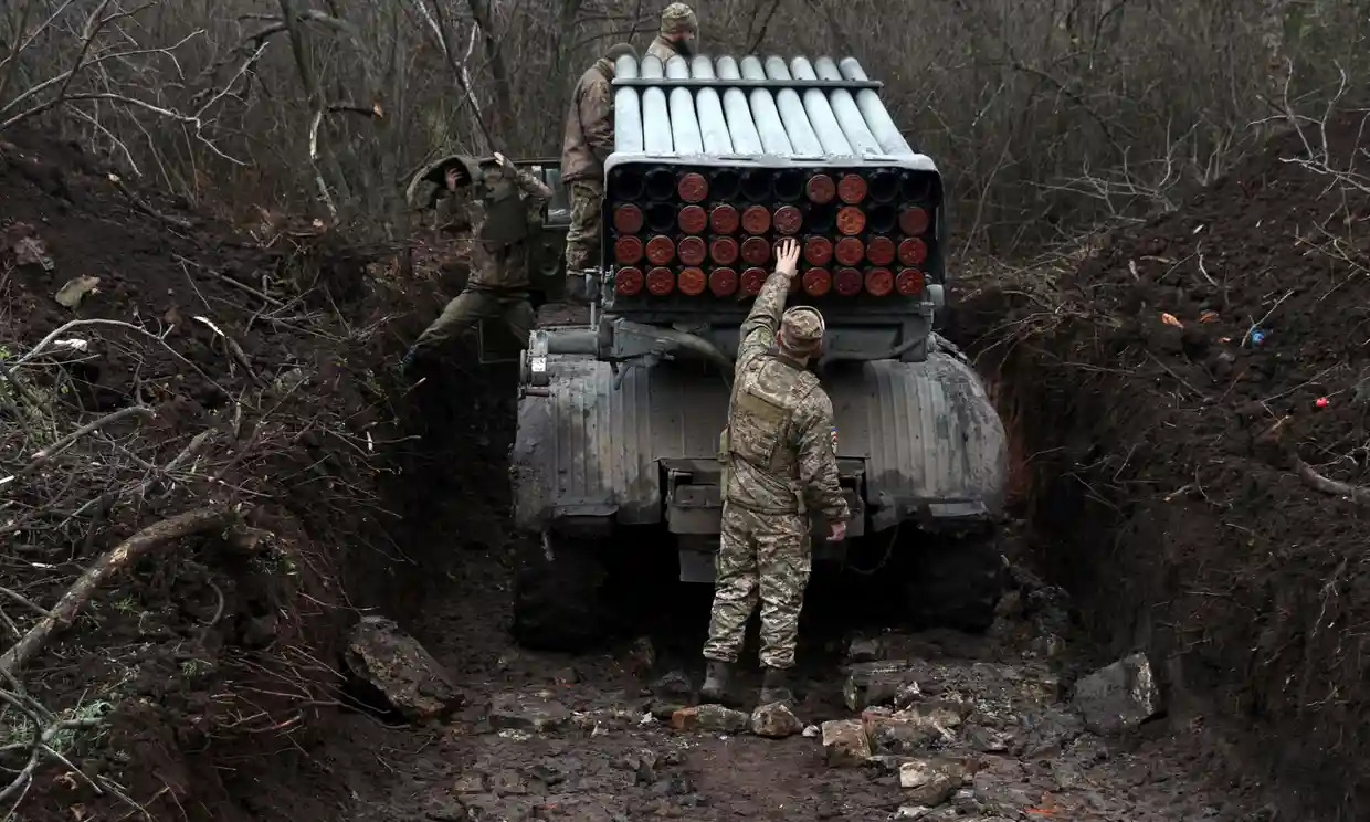 Lính Ukraine triển khai rocket phóng loạt ở miền Đông (ảnh: AP)