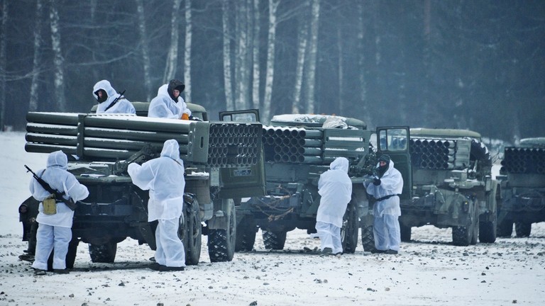 Quân đội Nga di chuyển các hệ thống pháo phóng loạt ở Ukraine (ảnh: RT)