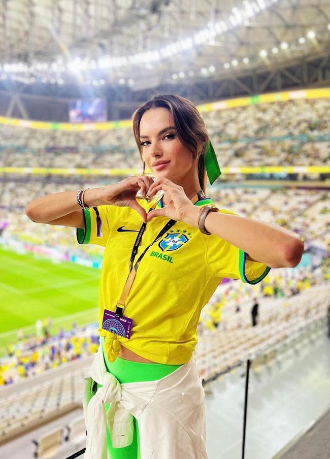 Tại mùa World Cup 2022 này, &#34;cựu thiên thần nội y&#34; Alessandra Ambrosio cũng xuất hiện đầy xinh đẹp ở hàng ghế cổ động viên.
