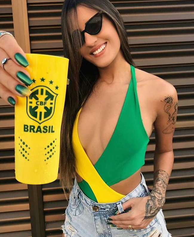 Không &#34;kém miếng&#34;, các cổ động viên của Brazil cũng vô cùng nổi bật.
