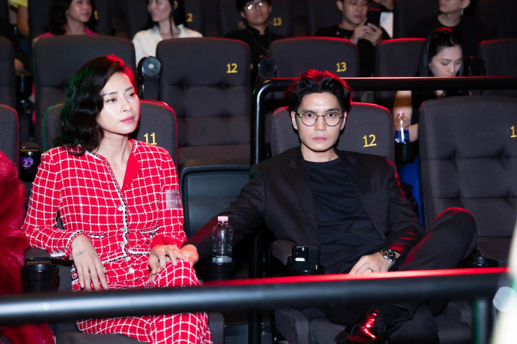 Hai người liên tục tay trong tay với nhau trong sự kiện ra mắt phim của Ngô Thanh Vân.