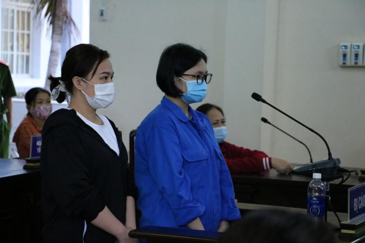 Bị cáo Tống Thị Tùng Linh và Trần Thị Ngọc Thư tại phiên tòa hôm 9/12 (Ảnh: Gio Linh)