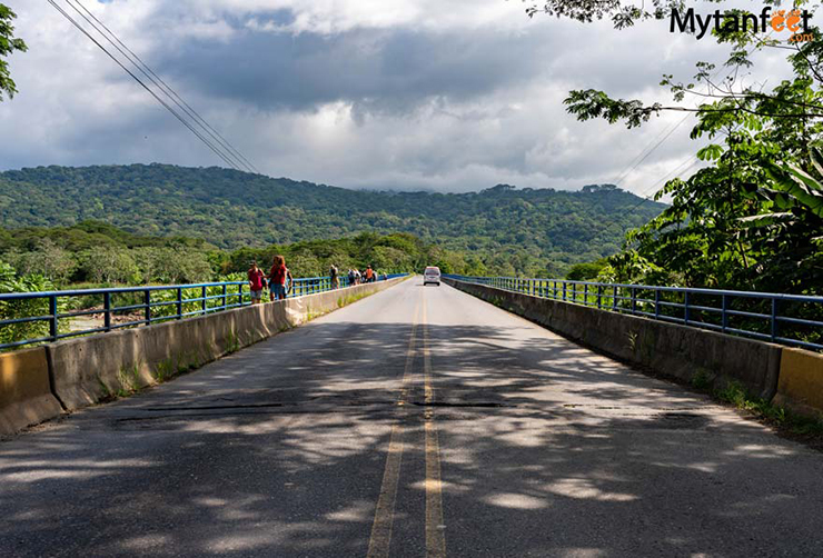 1. Nếu bạn muốn xem cá sấu ở Costa Rica, hãy đi tới cây cầu cá sấu ở sông Tarcoles.
