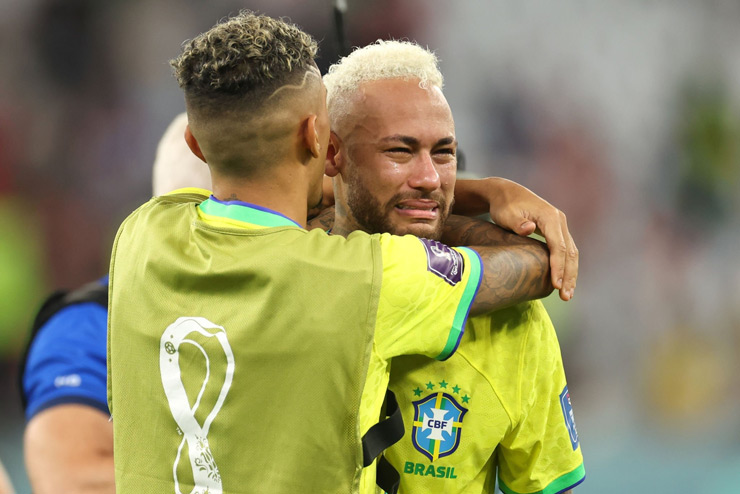 Neymar&nbsp;bật khóc ngay trên sân
