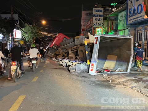 Phần mặt đường bị nghiêng, lún về phía vỉa hè.