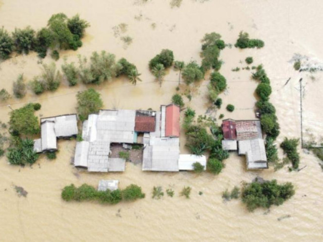 Gần 1.700 hộ bị ngập, bờ sông Thạch Hãn sạt lở, giao thông QL15D tê liệt