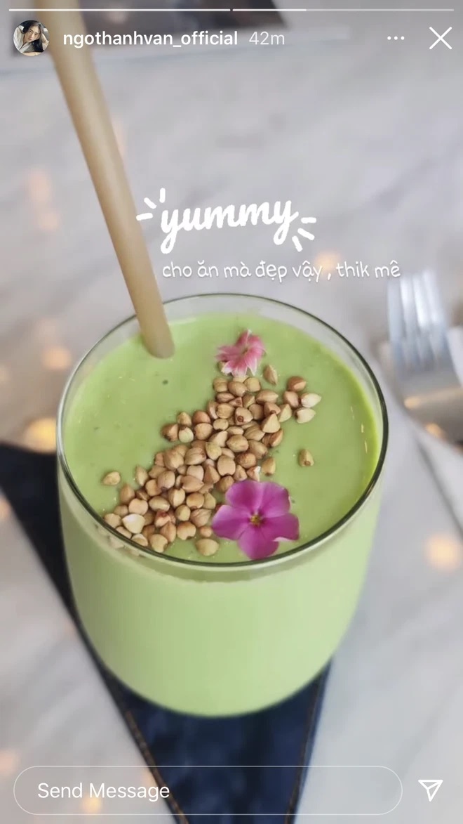 Khi khác, nữ diễn viên lại khiến dân tình phát hờn khi khoe cốc smoothie vừa thơm ngon vừa đẹp mắt do chính Huy Trần "chế cháo". Smoothie từ các loại hoa quả như bơ, chuối kết hợp cùng hạt gai dầu giúp bổ sung lượng vitamin, chất chống oxy hóa dồi dào, tốt cho nhan sắc, tăng collagen, ngừa lão hóa và giảm cân, giữ dáng, thanh lọc cơ thể.