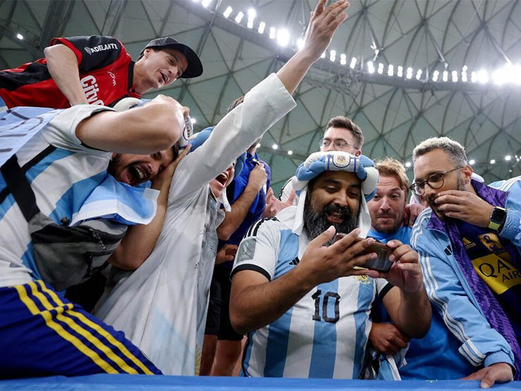CĐV Argentina chế giễu ĐT Brazil, fan thế giới tố trọng tài thiên vị đồng đội Messi