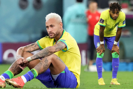 Neymar "bất lực" vì đồng đội lao lên, Fred hóa tội đồ của Brazil như thế nào?