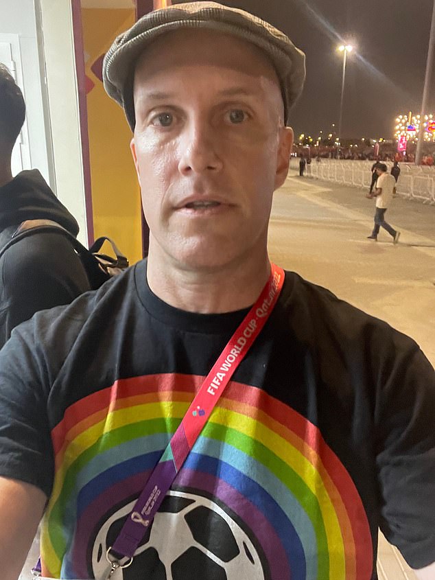 Nhà báo Mỹ Grant Wahl từng bị cấm vào sân vận động vì mặc chiếc áo ủng hộ LGBT.