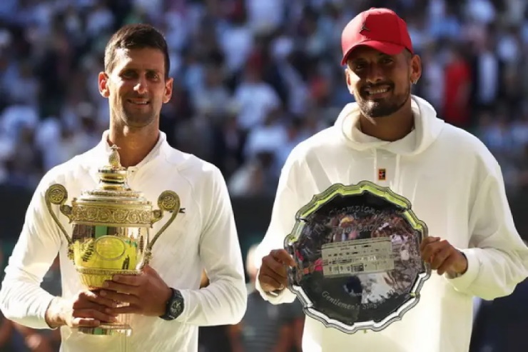 Kyrgios (phải) ủng hộ tuyệt đối cho Djokovic&nbsp;