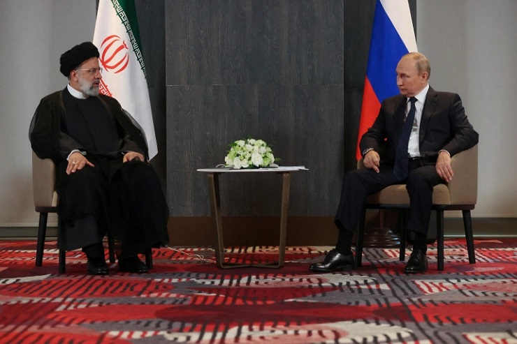 Tổng thống Nga Vladimir Putin (phải) trong một cuộc gặp với người đồng cấp Iran&nbsp;Ebrahim Raisi.