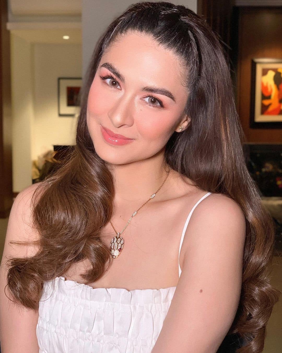 Đường nét gương mặt của Marian Rivera hài hòa, cân đối.