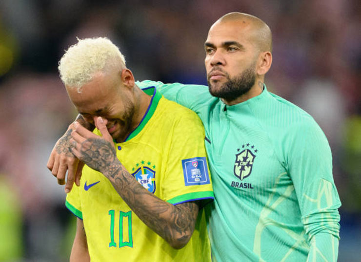 Alves an ủi Neymar sau trận thua Croatia