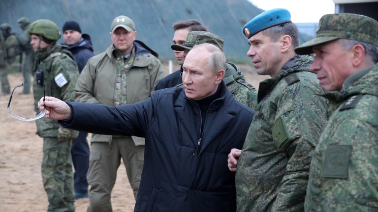 Tổng thống Nga Putin trong một chuyến thị sát quân đội (ảnh: RT)