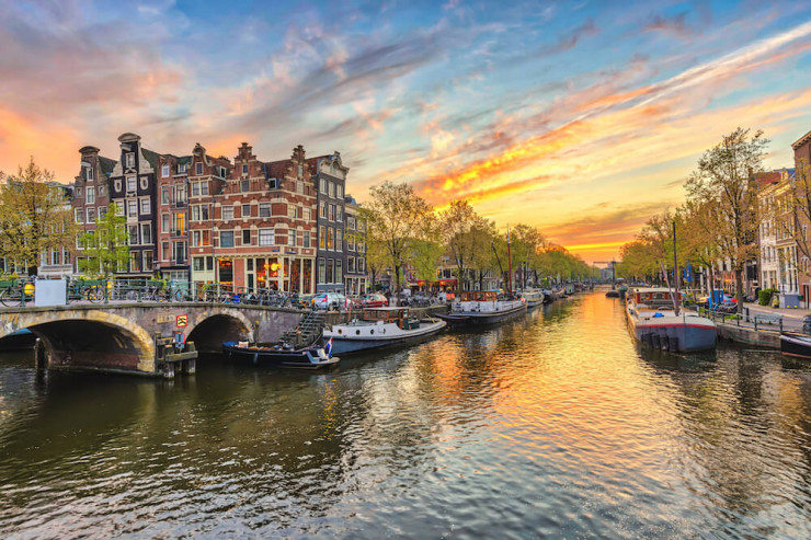 Amsterdam, Hà Lan&nbsp;là một&nbsp;thủ đô châu Âu khác lọt vào danh sách những thành phố an toàn nhất thế giới. Được biết đến với kiến ​​trúc, lịch sử và văn hóa nổi bật, Amsterdam là một trong những điểm du lịch nổi tiếng nhất ở châu Âu.&nbsp;Không gì bằng khi đi dạo quanh thành phố thân thiện với người đi bộ hoặc đạp xe quanh nhiều kênh rạch và cầu cống. Ảnh: iStock.