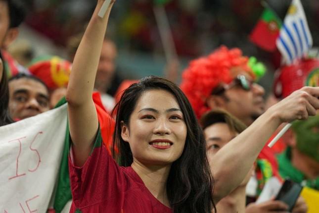 Mê mẩn với nhan sắc dàn CĐV Bồ Đào Nha tại World Cup 2022 - 11