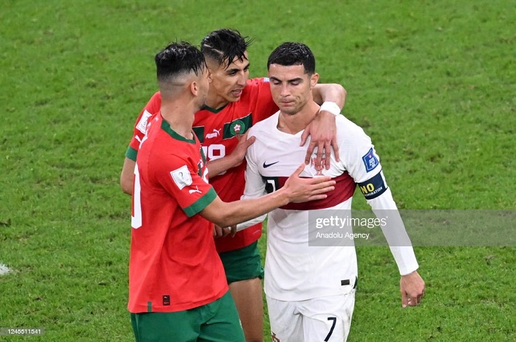 Ronaldo buồn bã rời sân sau khi tiếng còi mãn cuộc vang lên. Hai cầu thủ bên phía Morocco có hành động đẹp khi tiến đến an ủi CR7.