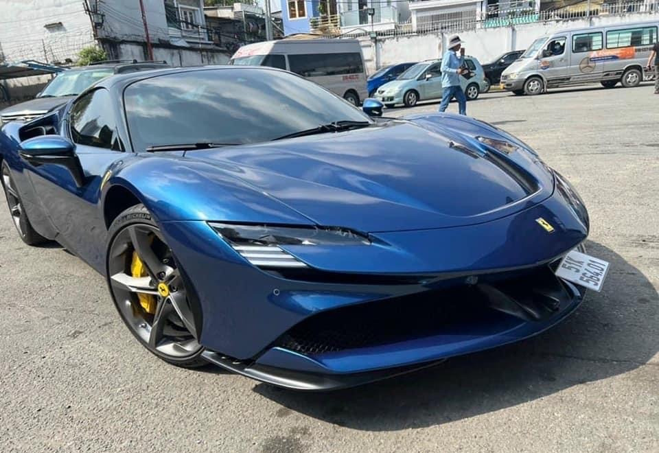 Siêu xe hybrid Ferrari SF90 Stradale màu xanh dương&nbsp;