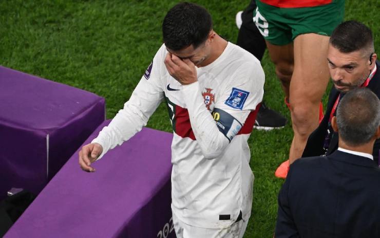 Ronaldo khóc nức nở sau thất bại của Bồ Đào Nha