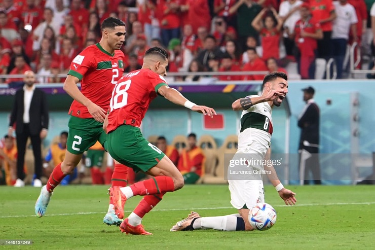 Tình huống Bruno Fernandes ngã trong vòng cấm của Morocco