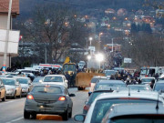 Thế giới - Cảnh sát Kosovo đọ súng với người Serb, Serbia muốn đưa 1.000 binh sĩ, cảnh sát tới