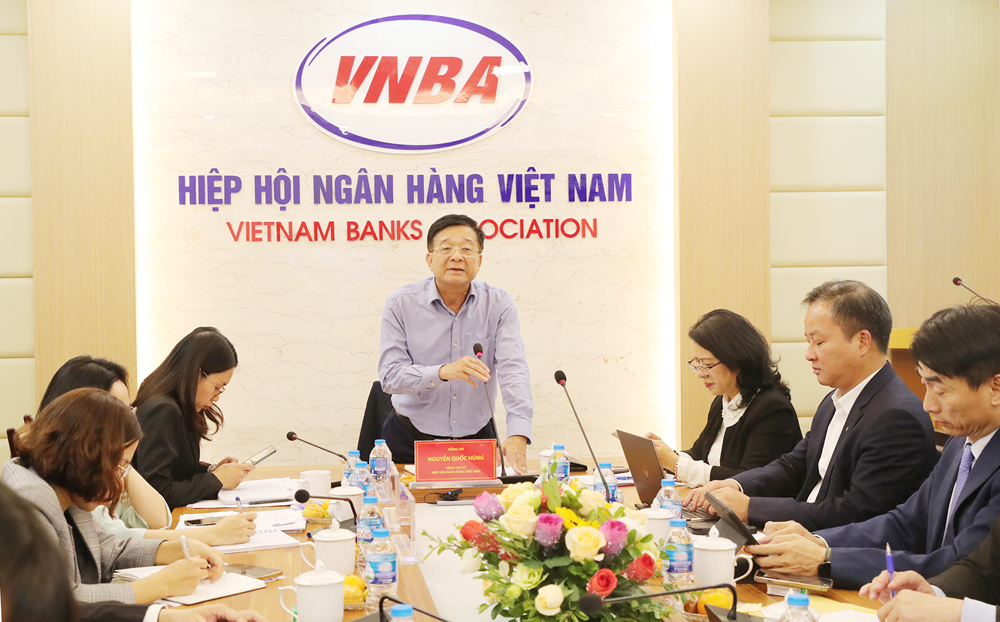 Tổng Thư ký Hiệp hội Ngân hàng Việt Nam Nguyễn Quốc Hùng chủ trì cuộc họp chiều 7/12/2022 - Ảnh: VNBA