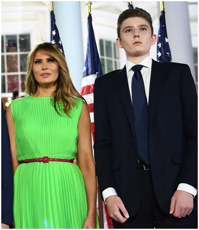 Khi tham gia một sự kiện với cha mẹ, Barron Trump mặc vest lịch lãm, nổi bật với dáng người sừng sững hơn cả vợ chồng cựu Tổng thống Mỹ.&nbsp;
