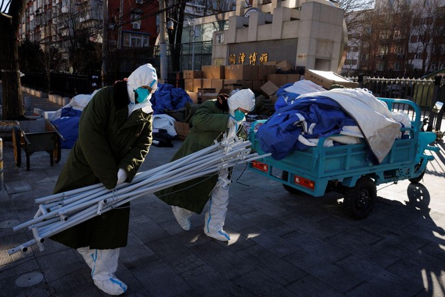 Nhân viên y tế bên ngoài một toà nhà từng bị phong toả ở Bắc Kinh hôm 10/12. Ảnh: Reuters