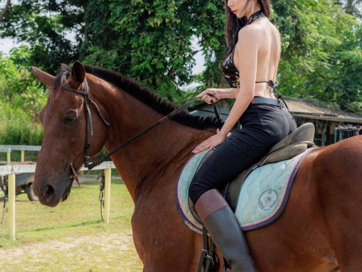 Con gái châu Á có muôn vàn kiểu mặc đi cưỡi ngựa: Từ quần bó, áo dài tới váy ngủ