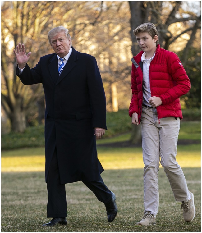 Vào đầu năm 2019, Barron Trump đã gây choáng váng với chiều cao vượt trội, cậu trông nhỉnh hơn so với người cha cao 1m9 của mình. Gương mặt đẹp như tạc tượng của &#34;Hoàng tử Nhà Trắng&#34;&nbsp;cũng giúp cậu thu hút nhiều fan nữ hơn.
