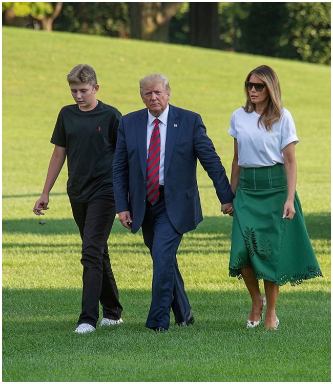 Tháng 8 cùng năm, Barron Trump cao hơn hẳn so với cha mình khiến nhiều người tin rằng cậu đã cao trên 2m.&nbsp;
