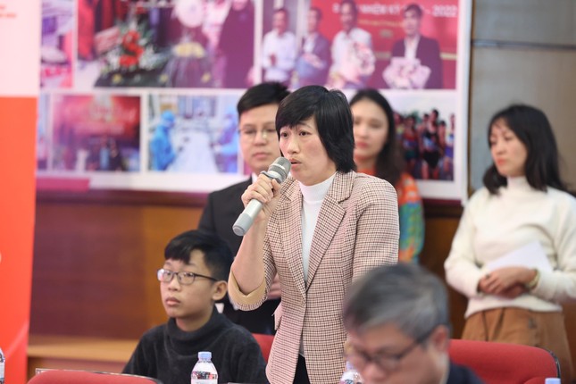 Chị Nguyễn Thị Thu Trang rớt nước mắt vì trái tim yêu thương của cộng đồng.&nbsp;