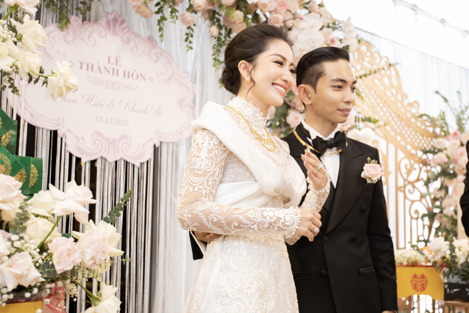 Khánh Thi rạng rỡ,
hạnh phúc trong ngày lễ thành hôn bên chú rể Phan Hiển