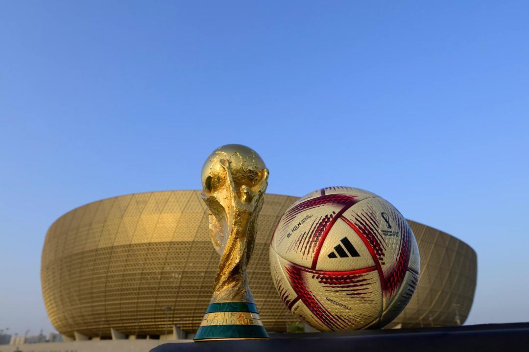 Bóng Al Hilm đặt cạnh cúp vàng World Cup (ảnh: Aljazeera)