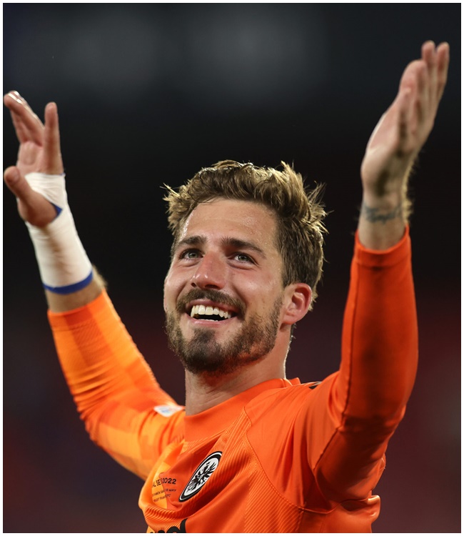 Nhưng không sao cả, vẻ đẹp của Kevin Trapp vẫn khiến các chị em mê đắm và ủng hộ hết mình.
