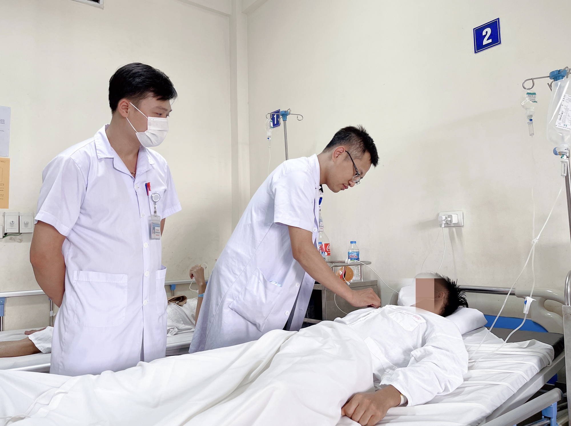 ThS.BS Nguyễn Duy Khánh - Trung tâm Nam học, Bệnh viện Hữu nghị&nbsp;Việt Đức thăm khám cho bệnh nhân.