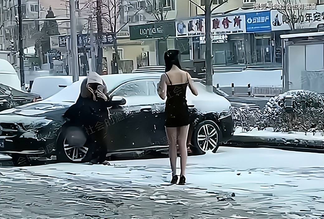 Cô gái Trung Quốc diện trang phục ngắn giữa trời tuyết.