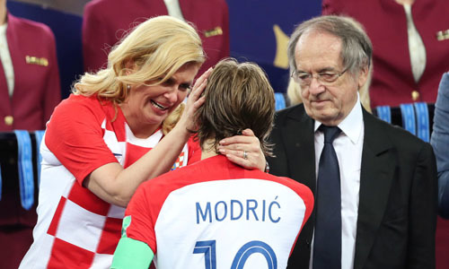 Tổng thống Croatia&nbsp;Grabar-Kitarovic lau nước mắt, an ủi Luka Modric năm 2018. Ảnh: Reuters