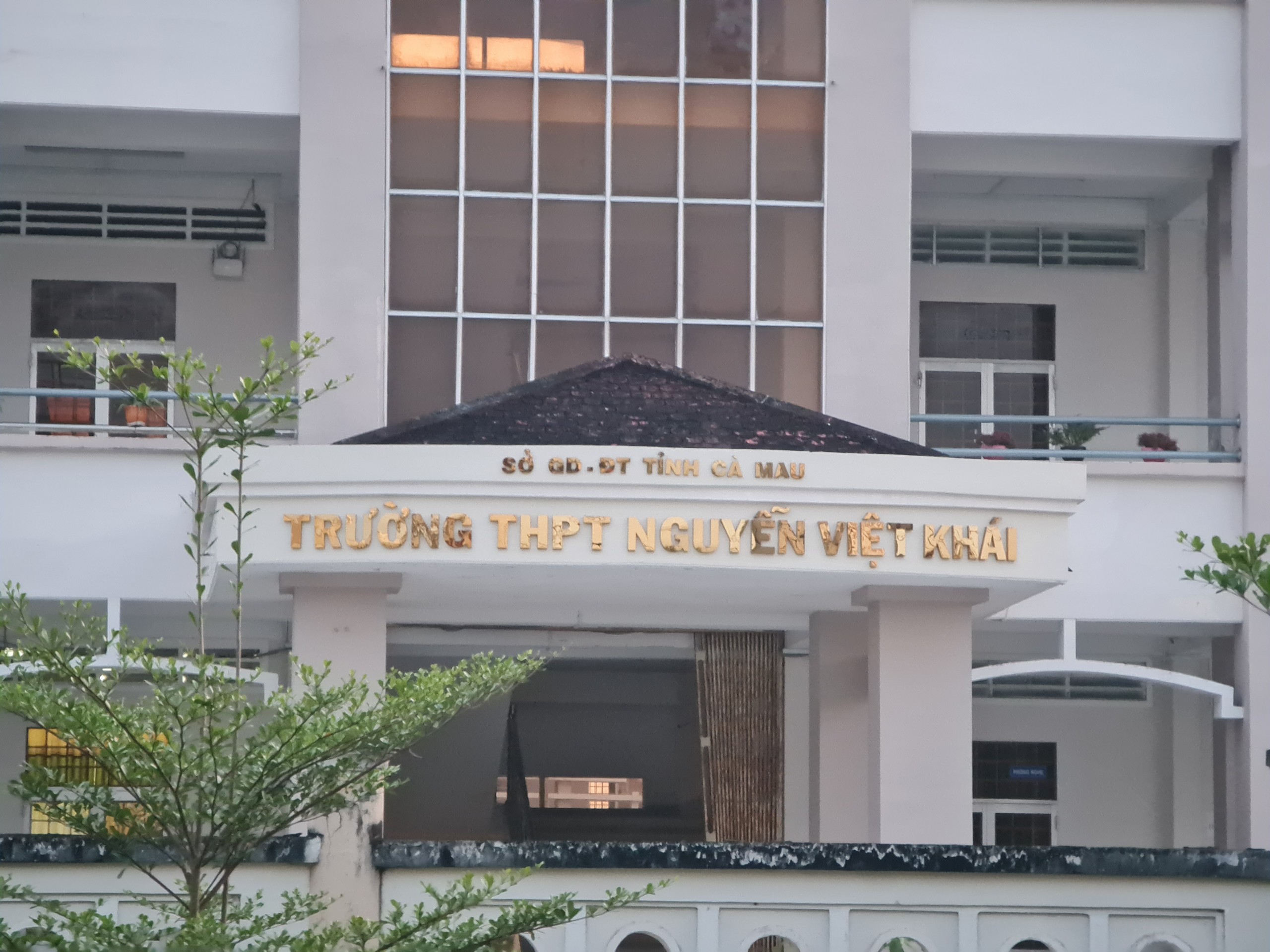 Trường THPT Nguyễn Việt Khái nơi K. và H. đang học.